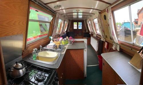 Stone House | Stone - Self-Drive Boat - Sleeps 8 - Pet Friendly