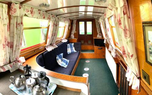 Stone House | Stone - Self-Drive Boat - Sleeps 8 - Pet Friendly