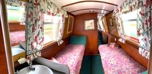 Stone House | Stone - Self-Drive Boat - Sleeps 6 - Pet Friendly