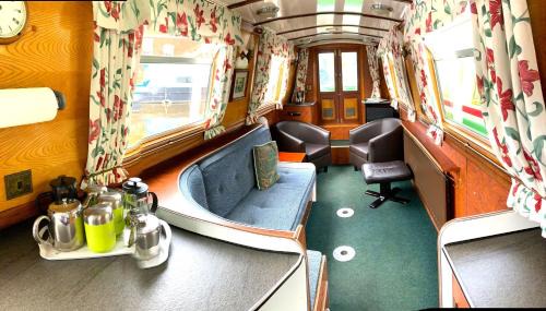 Stone House | Stone - Self-Drive Boat - Sleeps 6 - Pet Friendly