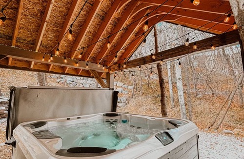 Sundance Cabin | Stone Table Hideaway - Sleeps 8 - HOT TUB