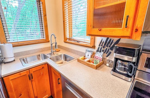 Sundance Cabin | Stone Table Lodge - Sleeps 16 - 2 HOT TUBS!