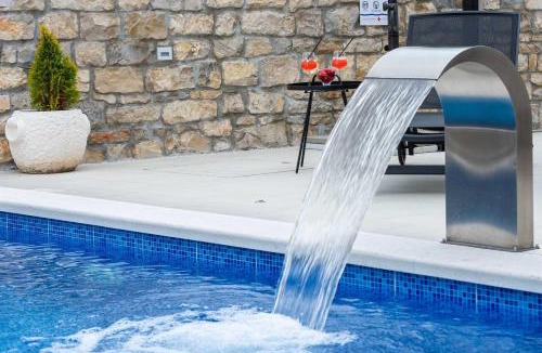 Lisane Ostrovicke Villa | Stone villa Didovi Snovi with heated pool