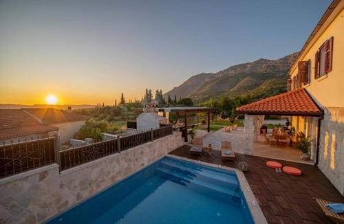 Zastolje Villa | Stone villa- pool with hydro massage ,BBQ, garden,private parking, playground area