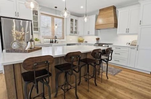 Fenelon Falls House | Stonehedge Lakehouse - Hot Tub - Pool Table