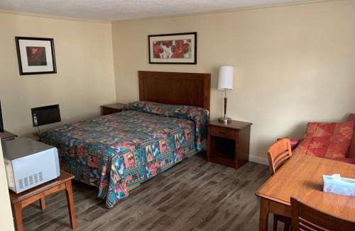 Truro Hotel | Stonehouse Motel and Restaurant