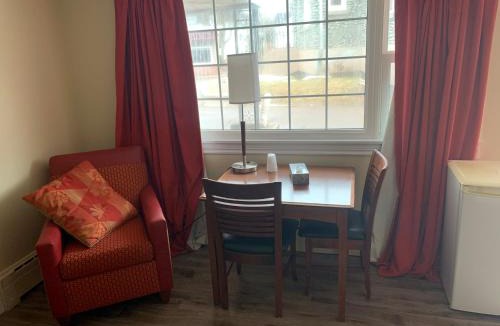 Truro Hotel | Stonehouse Motel and Restaurant