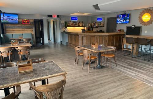 Truro Hotel | Stonehouse Motel and Restaurant