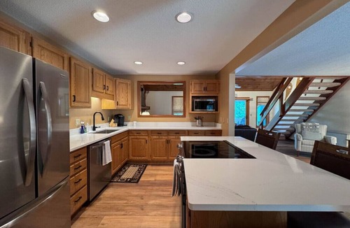 North Conway Villa | Stonehurst Hideaway | Prime Location + Pool Table