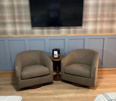 North Conway Hotel | Stonehurst Manor Breakfast & Dinner Included