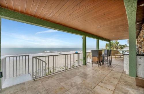 Independence Square Apartment | Stones Throw Beachfront Premier Suite #4 VIEWS