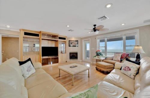 Independence Square Apartment | Stones Throw Beachfront Premier Suite #4 VIEWS