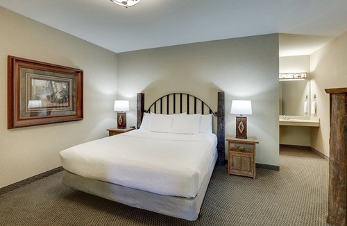 Johnston Hotel | Stoney Creek Hotel Stay w/whirlpool + Gym Onsite | 0.3 mi to Back Roads Lounge