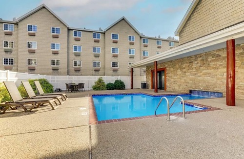 Johnston Hotel | Stoney Creek Stay | 1 Unit | Johnston, IA Location