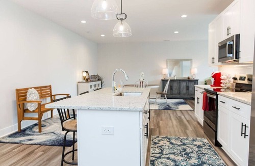 Forest Condo | Stoney Ridge · Cozy 1st Level King Bed Suite - 2 bed 2 bath!
