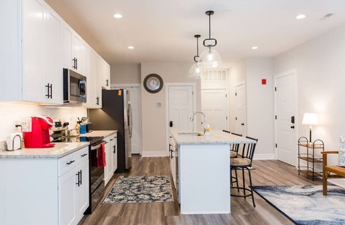 Forest Condo | Stoney Ridge · Cozy 1st Level King Bed Suite - 2 bed 2 bath!