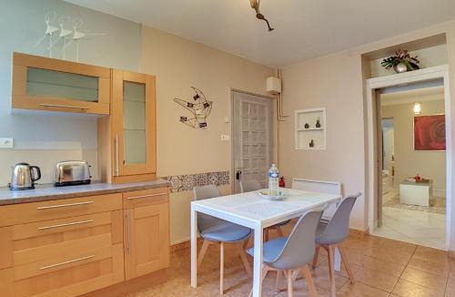 Pierre-Benite Apartment | Stop Chez M Cozy # Qualité # Confort # Simplicité