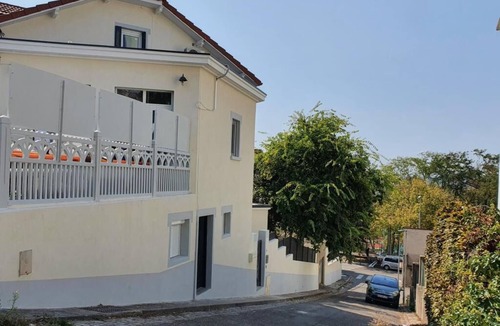 Saint-Genis-Laval Apartment | Stop Chez M Select Street! Quality Comfort Simplicity!