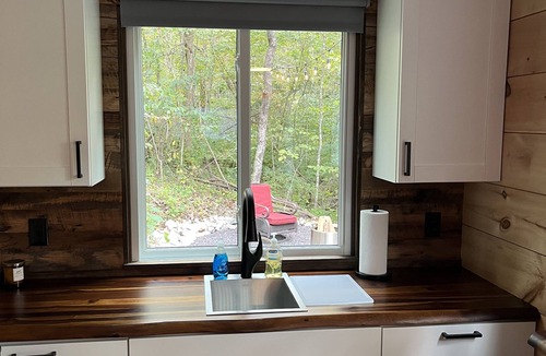 Stanton Cabin | STOP SCROLLING!-HOT TUB-HIGH SPEED WIFI-SUPER CLEAN-NATURAL BRIDGE-NADA TUNNEL