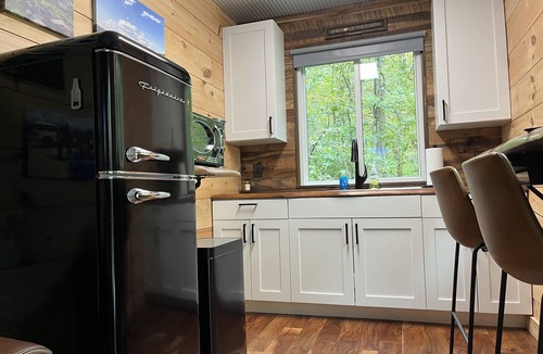Stanton Cabin | STOP SCROLLING!-HOT TUB-HIGH SPEED WIFI-SUPER CLEAN-NATURAL BRIDGE-NADA TUNNEL