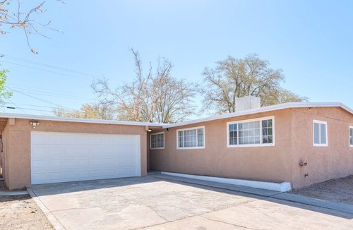 Northeast Heights House | STOP SCROLLING. YOU JUST FOUND IT! Fast WiFi, cozy beds, plenty of room!