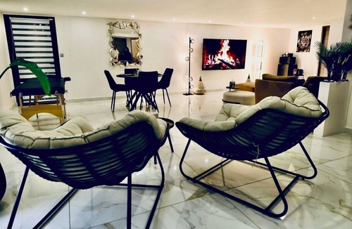 Plateau — Pyramide Apartment | Stopover 53 - 5 minutes from Orly airport.