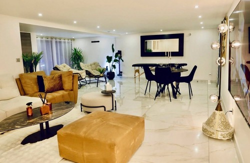 Plateau — Pyramide Apartment | Stopover 53 - 5 minutes from Orly airport.
