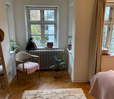 Odense House | Stort værelse udlejes i herskabslejlighed midt i Odense by