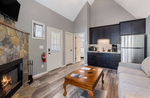Eureka Springs Historic District Cottage | Storybook Cottage at Tudor Suites