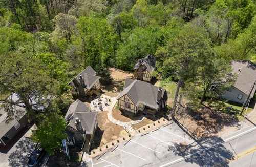 Eureka Springs Historic District Cottage | Storybook Cottage at Tudor Suites