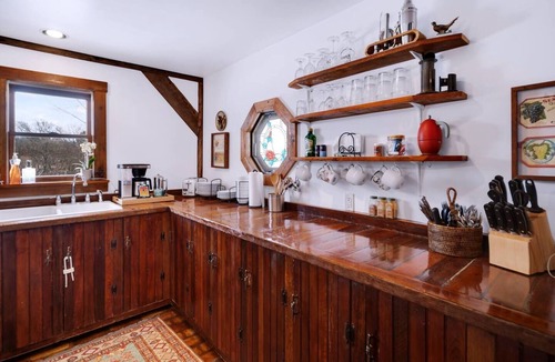 Hector House | Storybook Cottage for Two on FLX wine trail: fireplace & starry skies