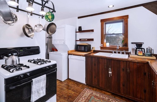 Hector House | Storybook Cottage for Two on FLX wine trail: fireplace & starry skies