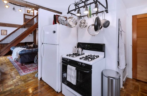 Hector House | Storybook Cottage for Two on FLX wine trail: fireplace & starry skies