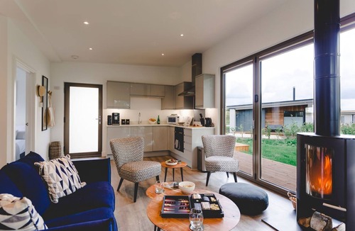 Colchester House | "Stour" Eco Lodge: Private Hot Tub