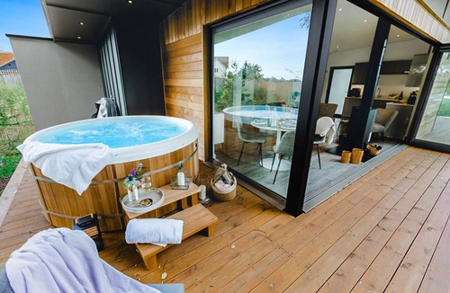 Colchester House | "Stour" Eco Lodge: Private Hot Tub