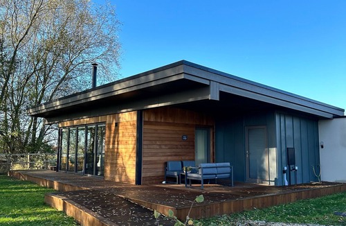 Colchester House | "Stour" Eco Lodge: Private Hot Tub