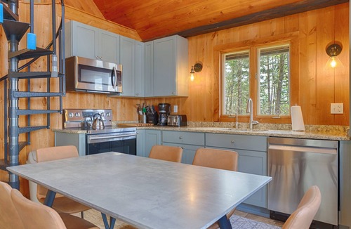 Valois Cottage | Stowaway - A Private Lakefront Experience With Over 100ft Of Shoreline!