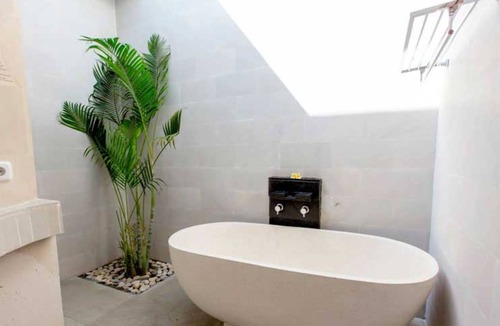 Nakula House | Strategic location 2 BR Villa in Seminyak, walking distance to beach and shops