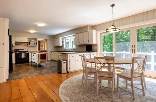 Stratton and Bromley Ski Areas Ski Chalet | Stratton Chalet w/Golf Simulator and Hot Tub