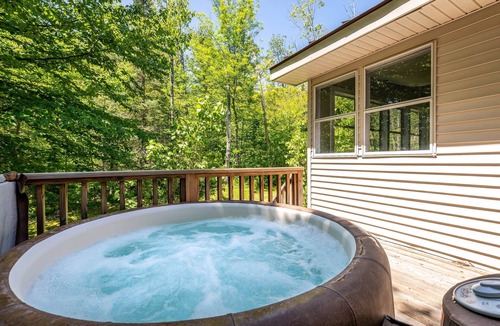 Stratton and Bromley Ski Areas Ski Chalet | Stratton Chalet w/Golf Simulator and Hot Tub