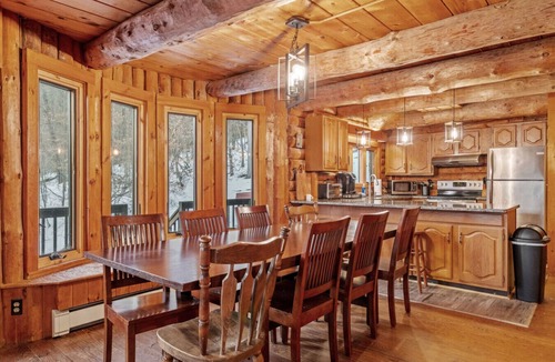 Jamaica Cabin | Stratton Log Lodge: Hot Tub + Privacy | Sleeps 13