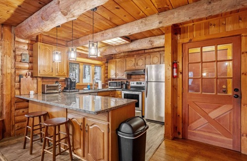 Jamaica Cabin | Stratton Log Lodge: Hot Tub + Privacy | Sleeps 13