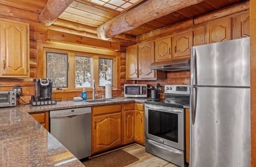 Jamaica Cabin | Stratton Log Lodge: Hot Tub + Privacy | Sleeps 13