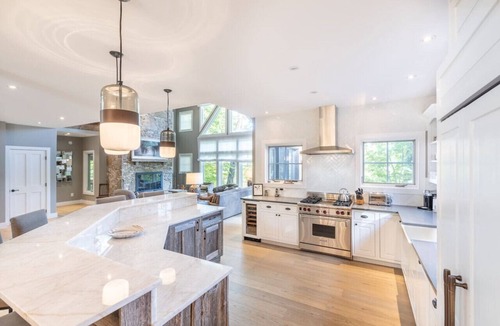 Stratton Mountain House | Stratton's Beechwood Ridge 6 Bedrooms & Hot Tub