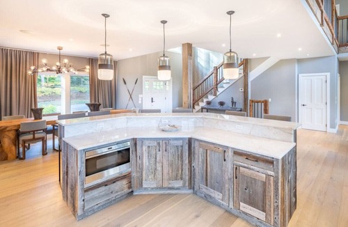 Stratton Mountain House | Stratton's Beechwood Ridge 6 Bedrooms & Hot Tub