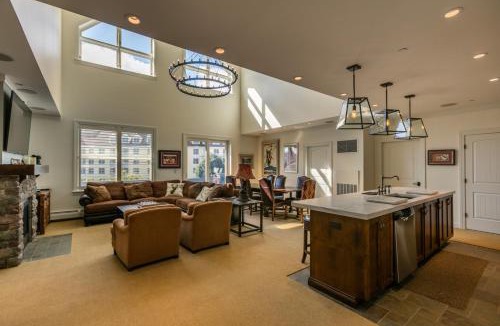 Stratton Mountain House | Stratton Summit Level Rising Bear