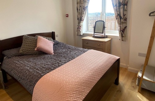 Findon Apartment | Straw Bear For up to 2 Persons