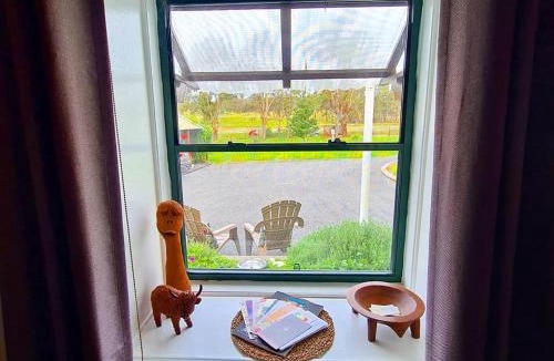 Dalveen Bed & Breakfast | Straw House Farm - STANTHORPE