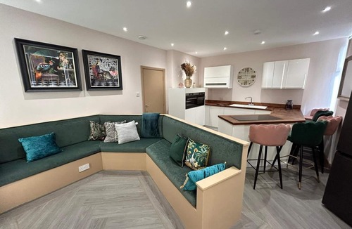 South Shore Apartment | Strawberry Fields Suite by Sasco Apartments