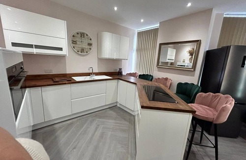 South Shore Apartment | Strawberry Fields Suite by Sasco Apartments